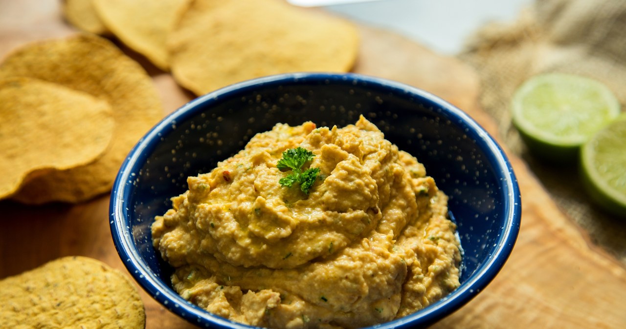 Pasta z papryki pieczonej i ciecierzycy to źródło białka i błonnika /Albert Gonzalez /123RF/PICSEL