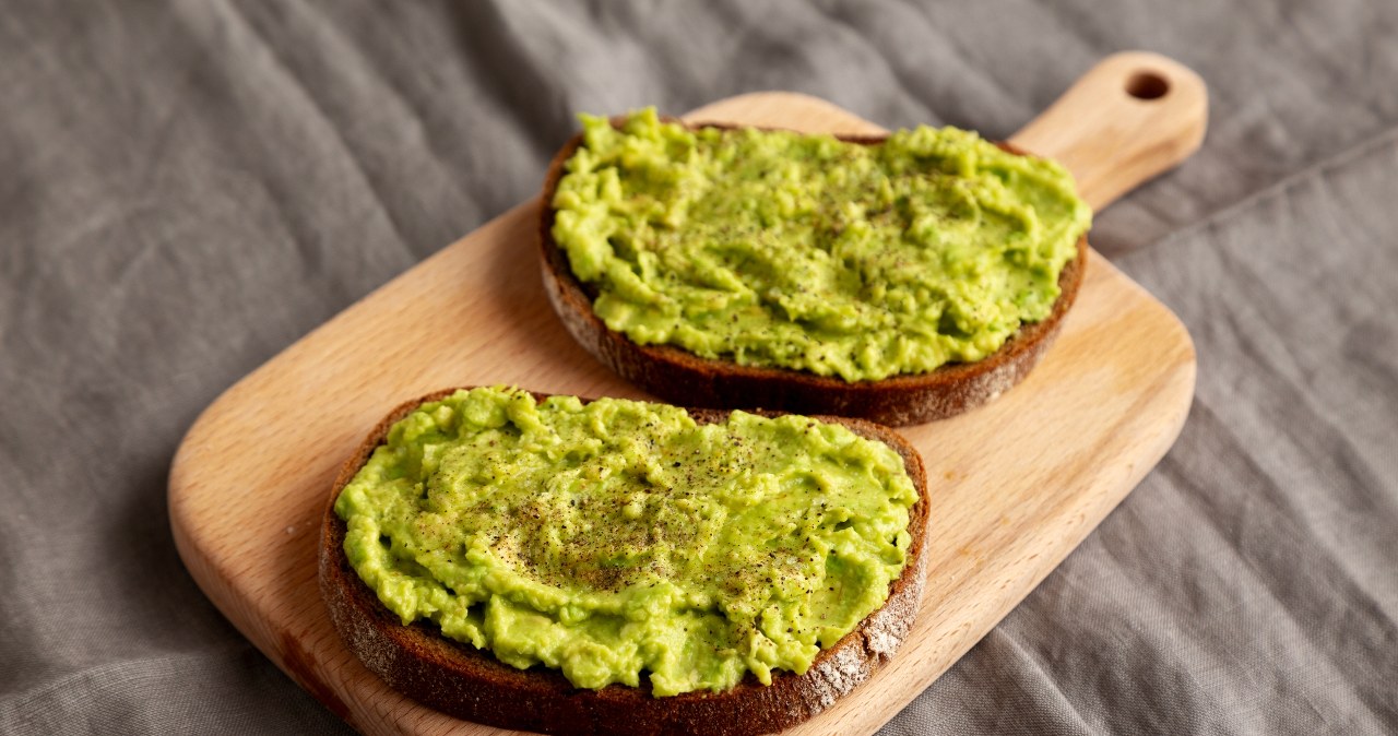 Pasta z zielonego groszku jest równie efektowna, pyszna i wartościowa, jak ta z awokado. /liudmylachuhunova /123RF/PICSEL