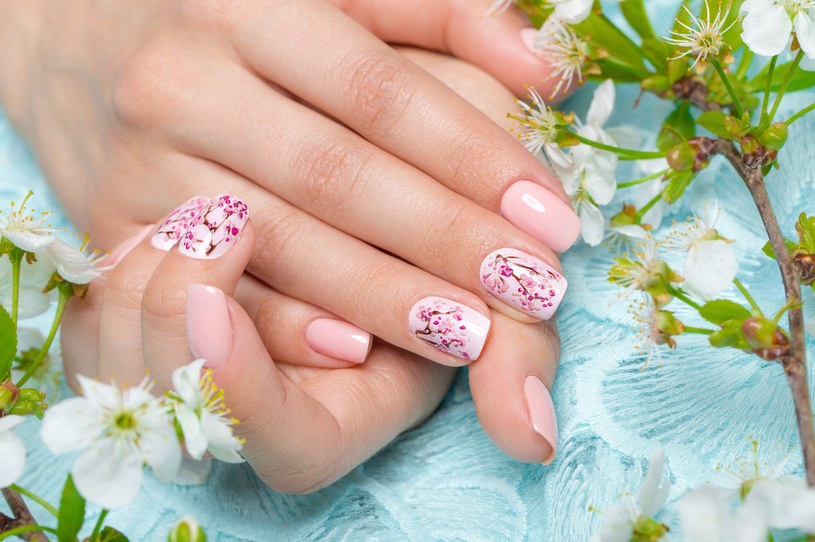 Pastelowy manicure to idealny wybór na wiosnę /123RF/PICSEL