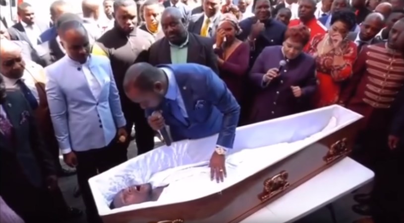Pastor "ożywił" zmarłego. Okazało się, że mężczyzna w trumnie wcale nie odszedł z tego świata... /YouTube