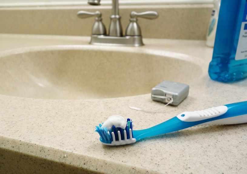 Pasty do zębów i żele mogą mieć negatywne działanie /123RF/PICSEL