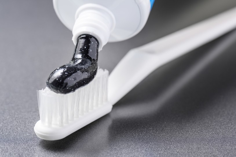 Pasty do zębów z węglem aktywnym mogą być niebezpieczne dla zdrowia /123RF/PICSEL