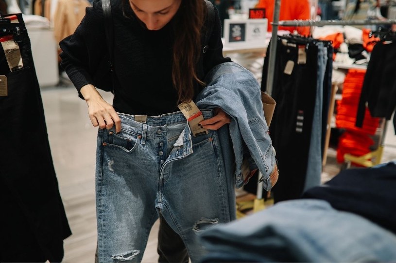 Pasują na nią jeansy w rozmiarze 36 i 40. Prawda o rozmiarówkach szokuje