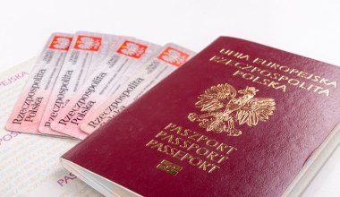 Paszport przed wakacjami. Ile kosztuje i czy można wyrobić go online?