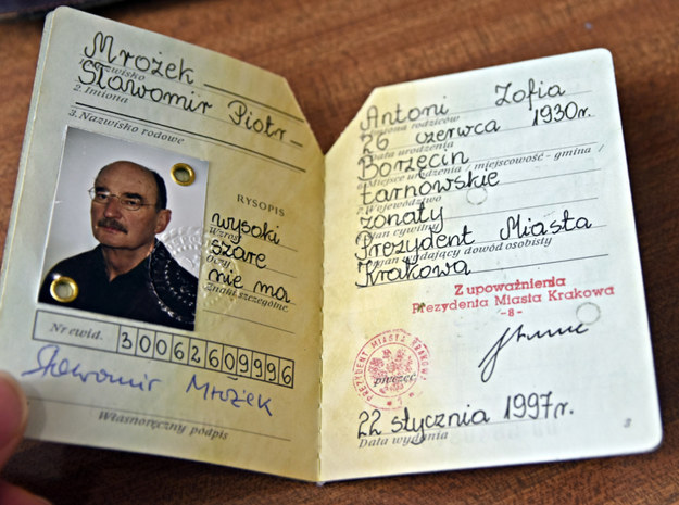 Paszport Sławomira Mrożka /Biblioteka Kraków /
