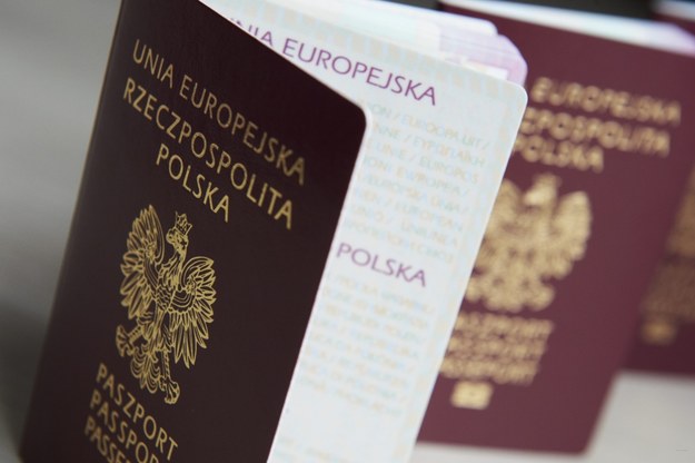 Paszporty biometryczne obowiązują od 2009 roku. /Adam Warżawa /PAP
