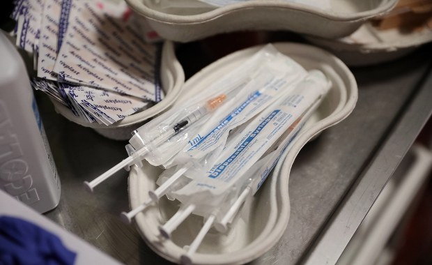 "Paszporty" dla zaszczepionych. Zaczną obowiązywać przed wakacjami?