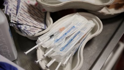 "Paszporty" dla zaszczepionych. Zaczną obowiązywać przed wakacjami?