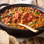 Patelnia kowbojska z mielonym mięsem i ziemniakami. Cała rodzina porządnie się naje