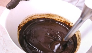 Patent cukiernika na idealną polewę czekoladową. Jest delikatna, błyszcząca i nigdy nie pęka