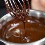 Patent cukiernika na idealną polewę czekoladową. Szybko zastyga, błyszczy i nie pęka na ciastach