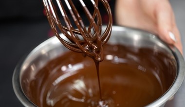 Patent cukiernika na idealną polewę czekoladową. Szybko zastyga, błyszczy i nie pęka na ciastach