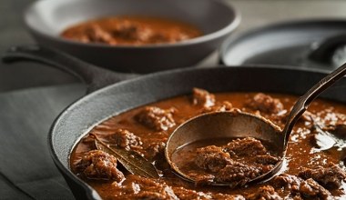 Patent najlepszych kucharzy ma mięciutki i delikatny gulasz. Jedna łyżka i mięso rozpływa się w ustach