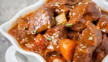 Patent szefów kuchni na wołowy gulasz. Mięso jest miękkie i delikatne jak nigdy wcześniej 