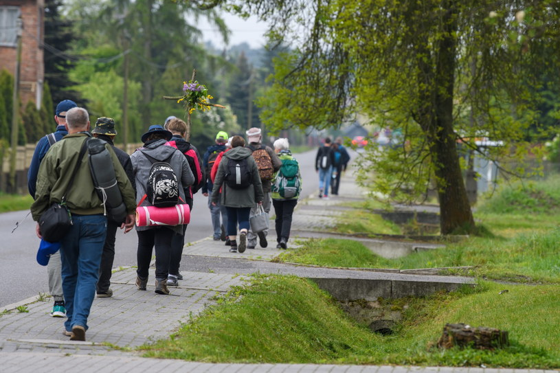 Pątnicy z Łowicza na trasie pielgrzymki do Częstochowy w Budziszewicach /	Grzegorz Michałowski   /PAP