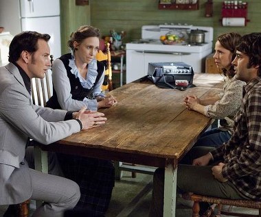 Patrick Wilson, Vera Farmiga, Lili Taylor i Ron Livingston w scenie z filmu "Obecność"