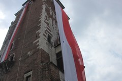 Patriotyczna akcja RMF FM: Wieża ratuszowa w biało-czerwonych barwach