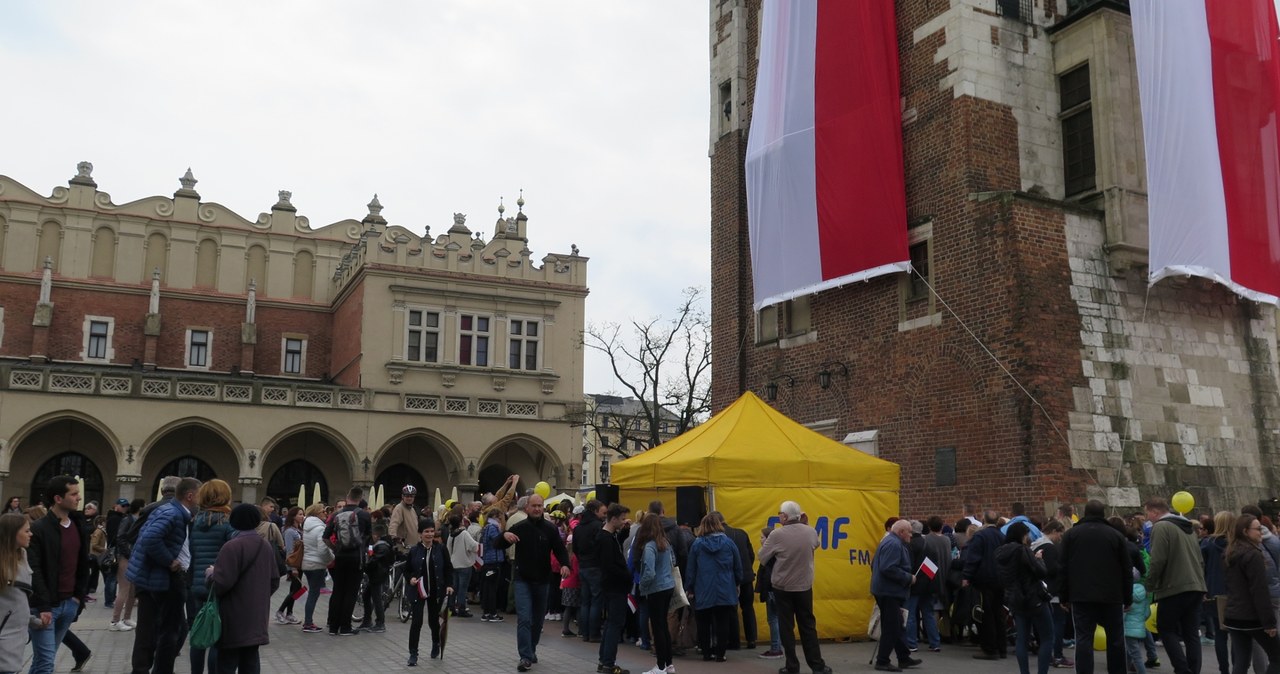 Patriotyczna akcja RMF FM: Wieża ratuszowa w biało-czerwonych barwach