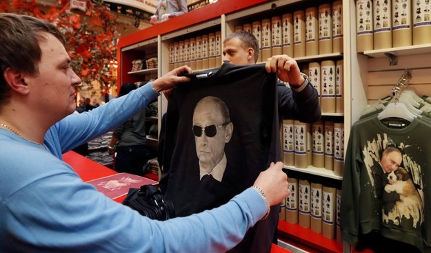 Patriotyczna odzież z wizerunkiem Władimira Putina /YURI KOCHETKOV /PAP/EPA