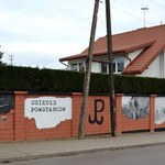 Patriotyczny mural z niemieckimi zbrodniarzami. Gmina Łomianki przeprasza
