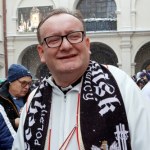 Patriotyzm, kontrowersje i zdjęcia z kibolami. Kim jest kapelan Nawrockiego?