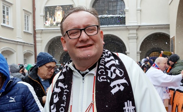 Patriotyzm, kontrowersje i zdjęcia z kibolami. Kim jest kapelan Nawrockiego?