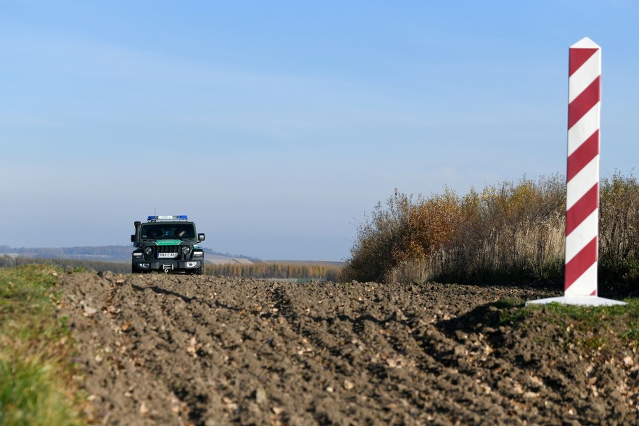 Patrol Bieszczadzkiego Oddziału Straży Granicznej w sąsiedztwie polsko-ukraińskiej granicy w rejonie miejscowości Sierakośce /Darek Delmanowicz /PAP
