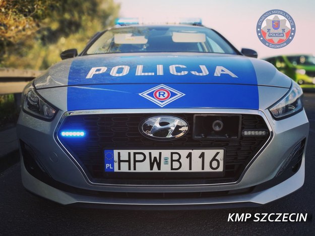 Patrol drogówki zatrzymał kierującą, gdy ta zawróciła w miejscu niedozwolonym. /KMP Szczecin /