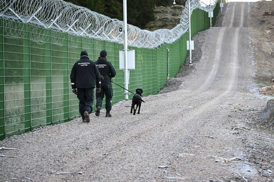 Patrol fińskiej straży granicznej wzdłuż ogrodzenia z Rosją /Kimmo Brandt /PAP/EPA