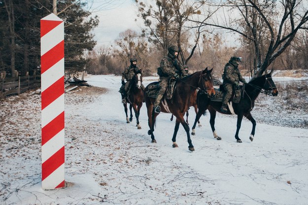 Patrol konny 2 Lubelskiej Brygady Obrony Terytorialnej przy granicy z Białorusią we Włodawie /Bartłomiej Wójtowicz /PAP