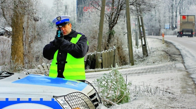Kontrola prędkości - policja w krzakach? Patrol kontrolujący prędkość nie może powodować zagrożenia w ruchu. /Motor