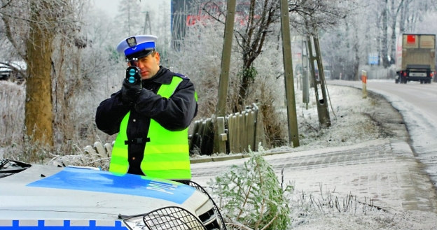 Patrol kontrolujący prędkość nie może powodować zagrożenia w ruchu. /Motor