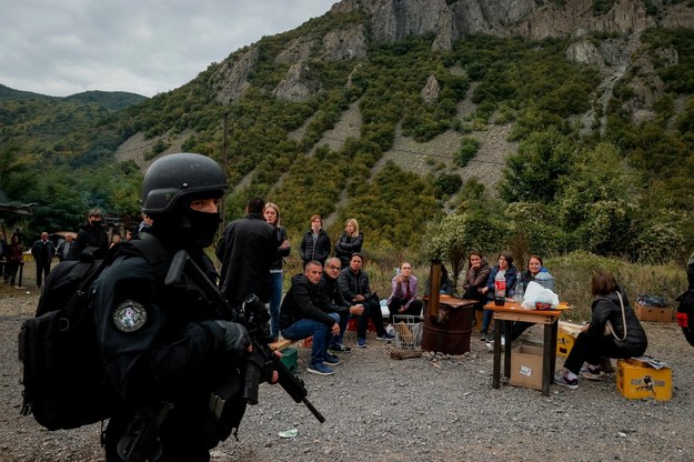 Patrol kosowskiej policji w miejscowości Jarinje niedaleko granicy /VALDRIN XHEMAJ    /PAP/EPA