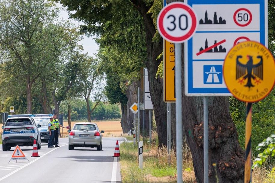 Patrol niemieckiej policji na polsko-niemieckim przejściu granicznym Rosówek-Rosow, gdzie odbyła się konferencja prasowa Jarosława Kaczyńskiego /Jerzy Muszyński /PAP