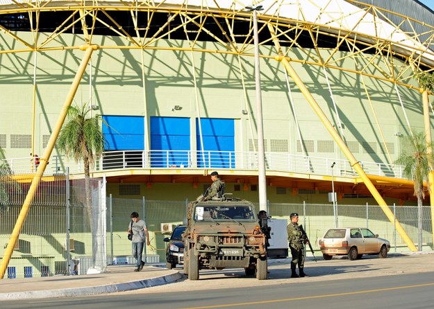 Patrol pod stadionem Pantanal w Cuiabie /GERRY PENNY /PAP/EPA