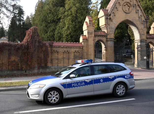 Patrol policji przed cmentarzem w Przemyślu /Darek Delmanowicz /PAP