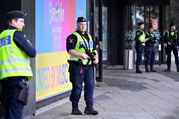 Patrol policji przed miejscem, w którym artyści Eurowizji będą pozować na turkusowym dywanie /JOHAN NILSSON/AFP/East News /East News