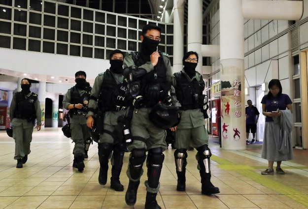 Patrol policji w Hongkongu /EPA/JEON HEON-KYUN /PAP/EPA