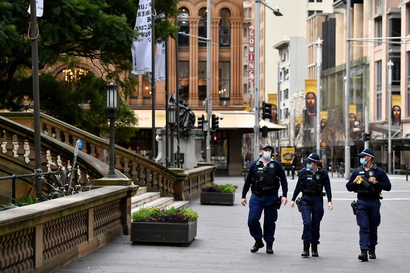 Patrol policji w opustoszałej dzielnicy biznesowej w Sydney /JOEL CARRETT    /PAP/EPA