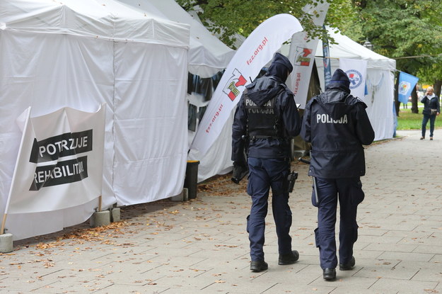 Patrol policji w tzw. "białym miasteczku" przed siedzibą Kancelarii Prezesa Rady Ministrów w Warszawie, 18 bm. Podczas konferencji prasowej komitetu protestacyjno-strajkowego doszło do samookaleczenia / 	Paweł Supernak   /PAP