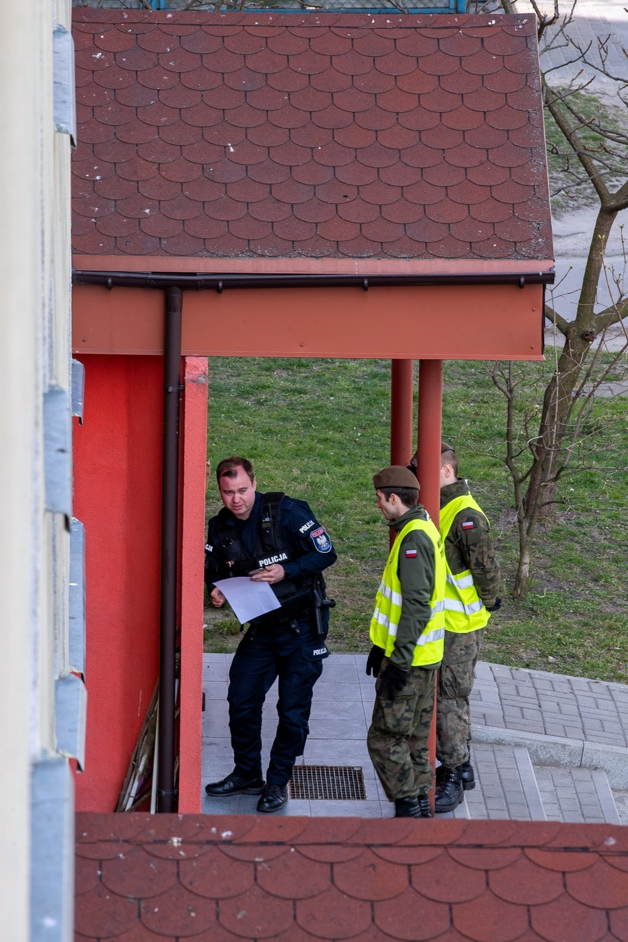 Patrol policji z żołnierzami WOT sprawdza obecność osoby przebywającej na kwarantannie /	Grzegorz Michałowski   /PAP