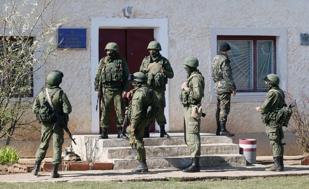Patrol przed jednym z ukraińskich budynków wojskowych /YURI KOCHETKOV /PAP/EPA