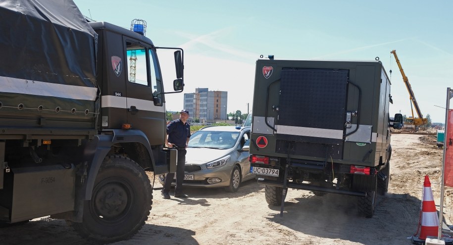 Patrol saperski na miejscu przebudowy ulicy Ciołkowskiego /PAP/Artur Reszko /PAP