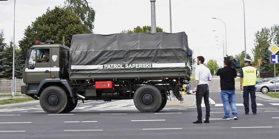 Patrol saperski przewozi bombę /PAP/Artur Reszko /PAP