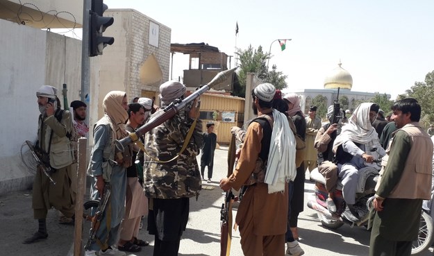 Patrol talibów po przejęciu kontroli nad domem gubernatora i miastem Ghazni /NAWID TANHA /PAP/EPA
