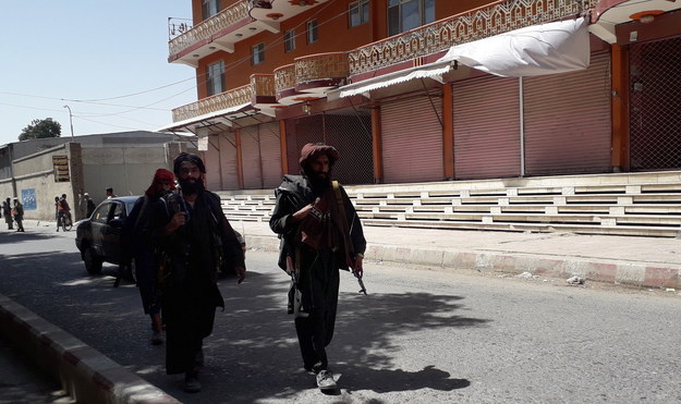 Patrol talibów po przejęciu kontroli nad domem gubernatora i miastem Ghazni /NAWID TANHA /PAP/EPA