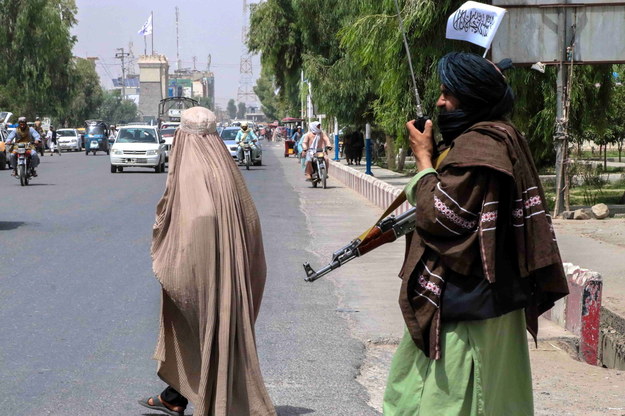 Patrol talibów podczas świętowania Dnia Niepodległości w Kandaharze. /STRINGER /PAP/EPA