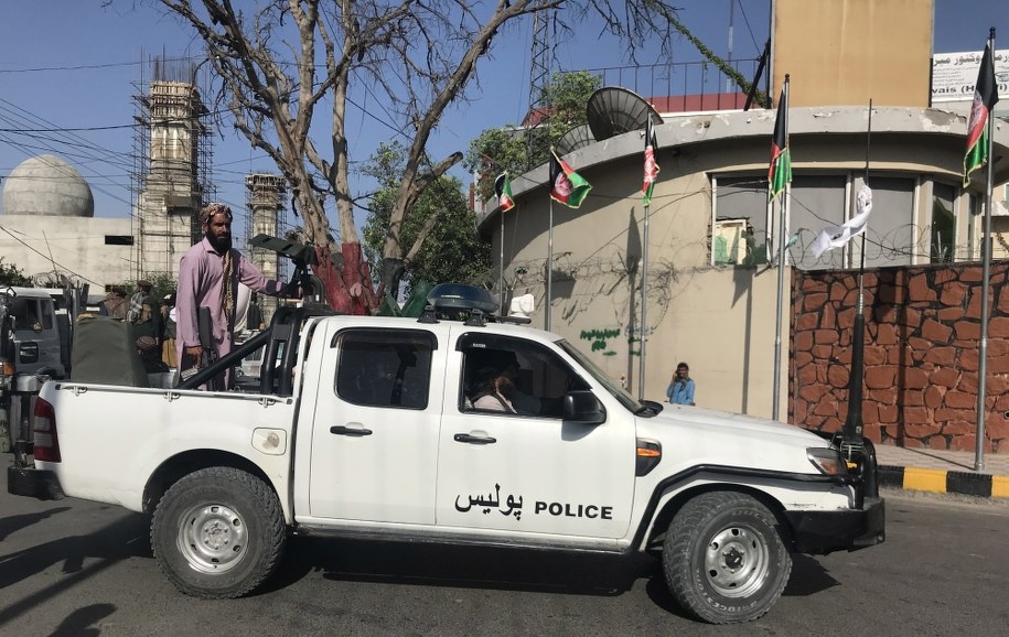 Patrol talibów w aucie policyjnym na ulicy w Dżalalabadzie /STRINGER /PAP/EPA
