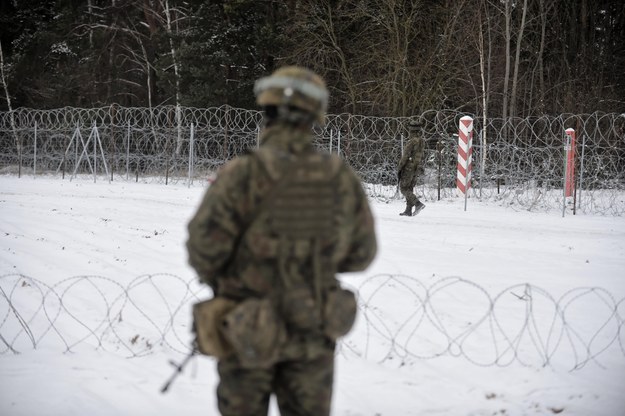 Patrol wojska na obszarze objętym zakazem przebywania w strefie przygranicznej na wysokości Szudziałowa. Zdjęcie z 9 grudnia. / 	Marcin Obara  /PAP