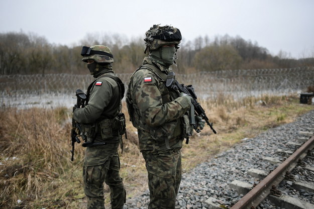 Patrol wojskowy na obszarze objętym zakazem przebywania w strefie przygranicznej / 	Marcin Obara  /PAP